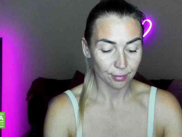 Jullyblondkiss webcam