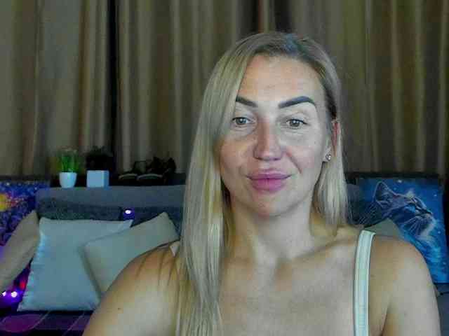 Jullyblondkiss webcam