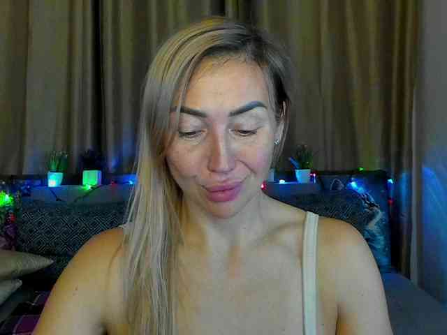 Jullyblondkiss webcam