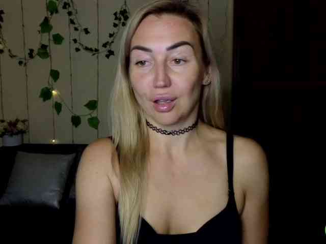 Jullyblondkiss webcam