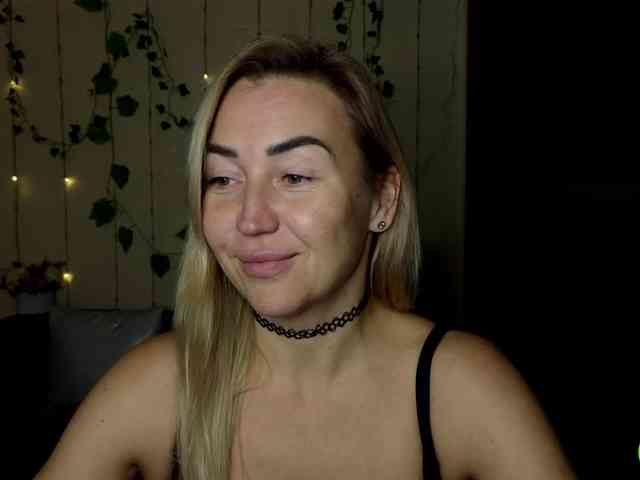 Jullyblondkiss webcam