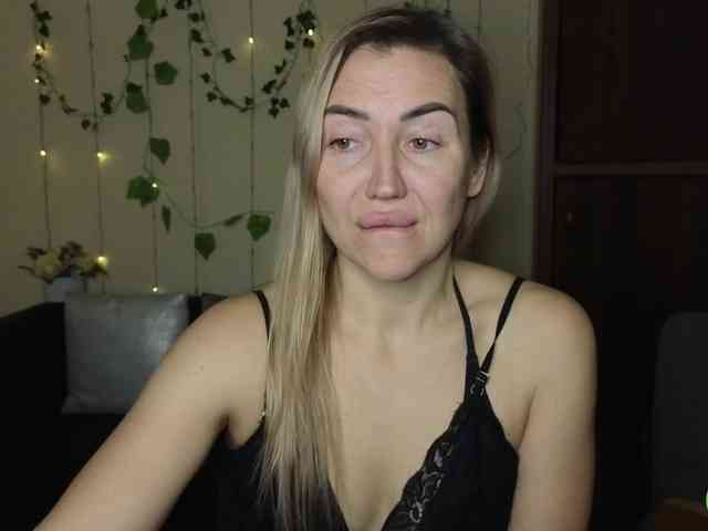 Jullyblondkiss webcam