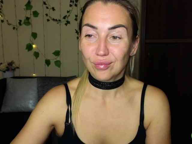 Jullyblondkiss webcam