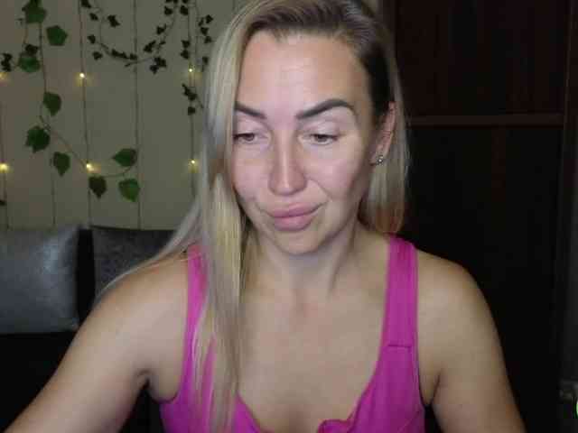 Jullyblondkiss webcam