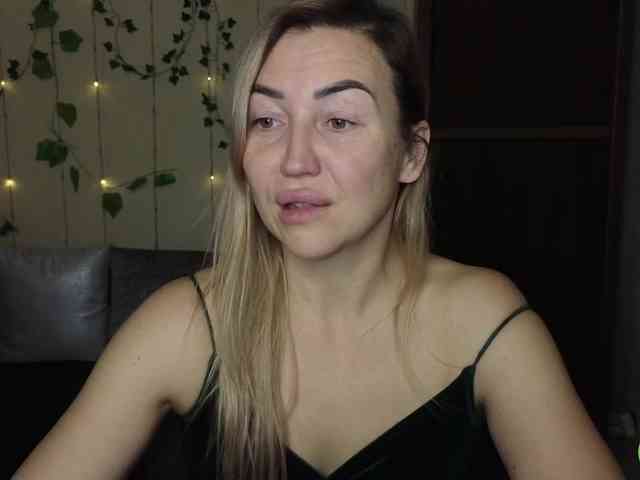 Jullyblondkiss webcam