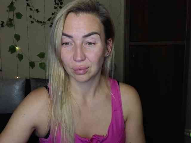 Jullyblondkiss webcam