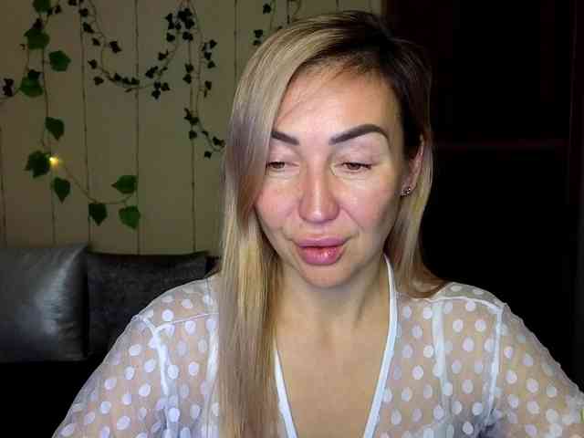 Jullyblondkiss webcam