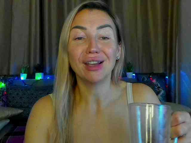 Jullyblondkiss webcam