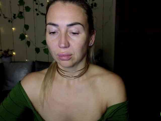 Jullyblondkiss webcam