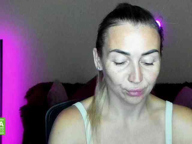 Jullyblondkiss webcam