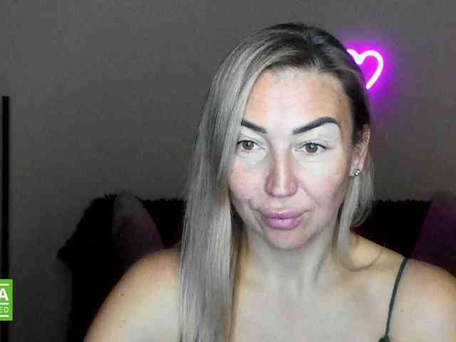 Jullyblondkiss webcam