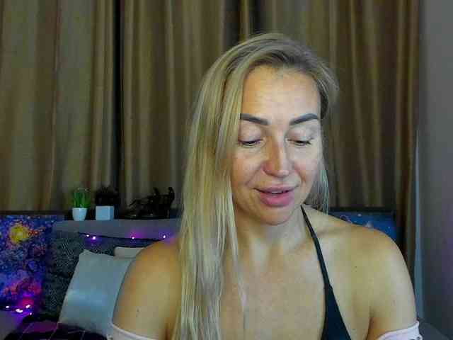 Jullyblondkiss webcam