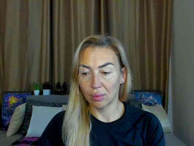 Jullyblondkiss webcam