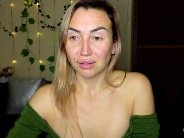 Jullyblondkiss webcam