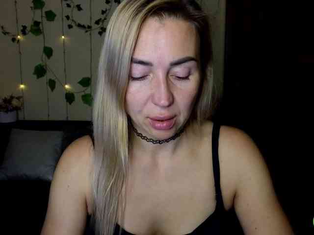 Jullyblondkiss webcam