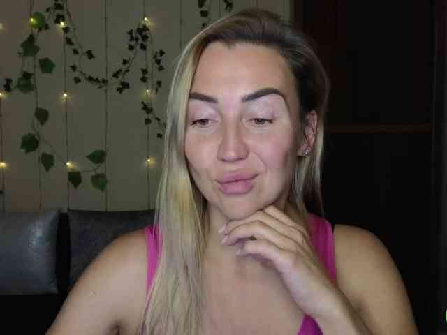 Jullyblondkiss webcam