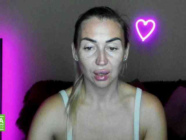 Jullyblondkiss webcam