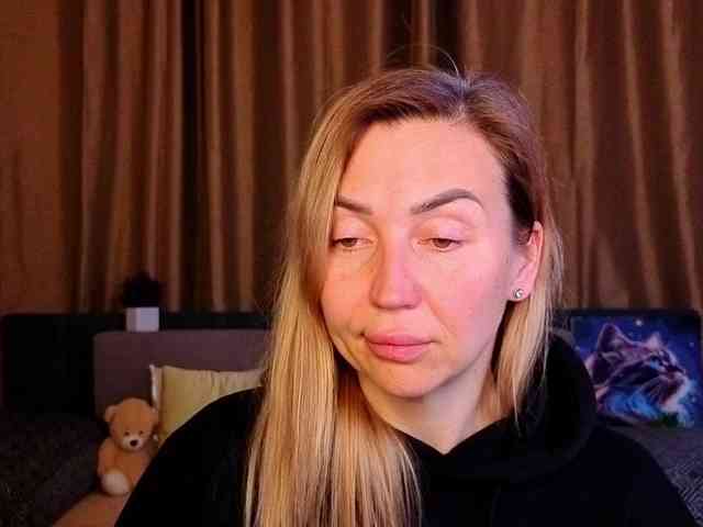 Jullyblondkiss webcam