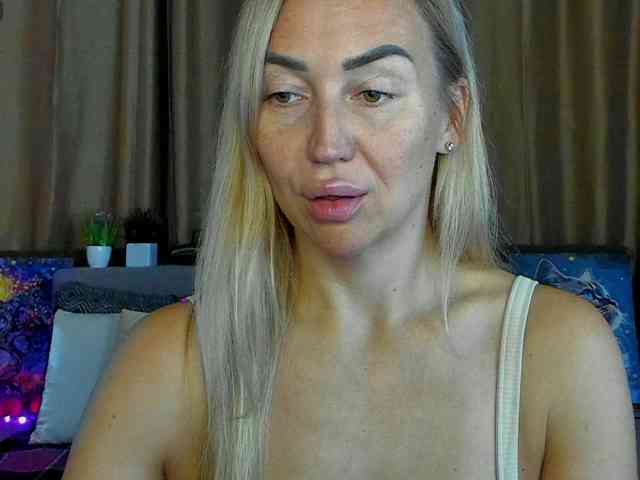 Jullyblondkiss webcam
