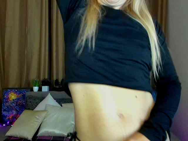 Jullyblondkiss webcam