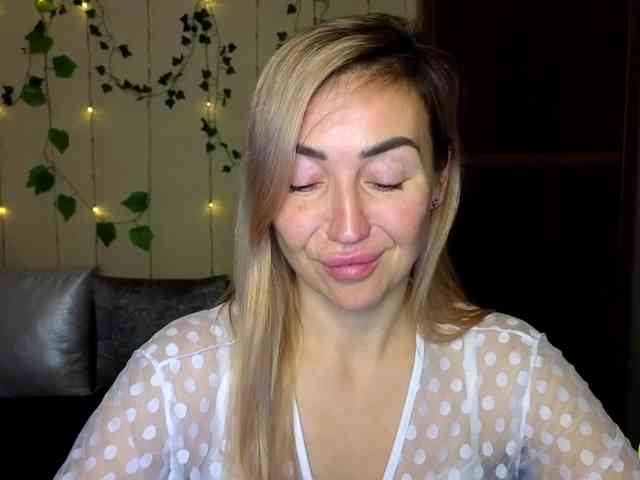 Jullyblondkiss webcam