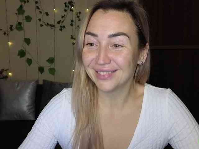 Jullyblondkiss webcam