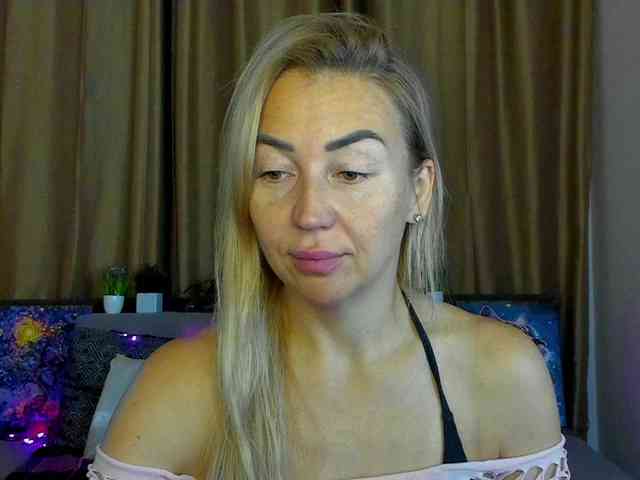 Jullyblondkiss webcam