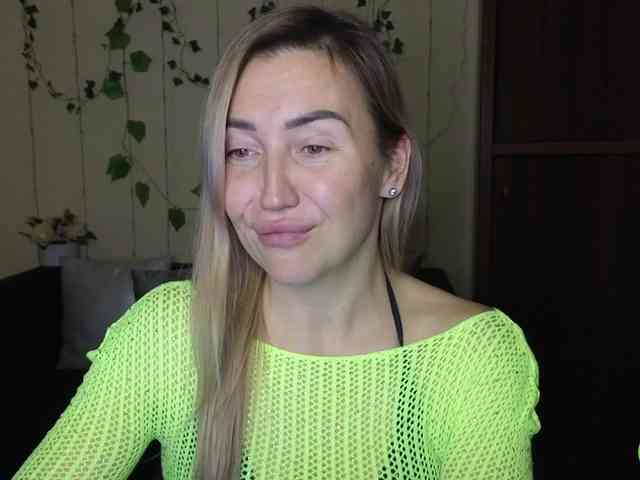 Jullyblondkiss webcam