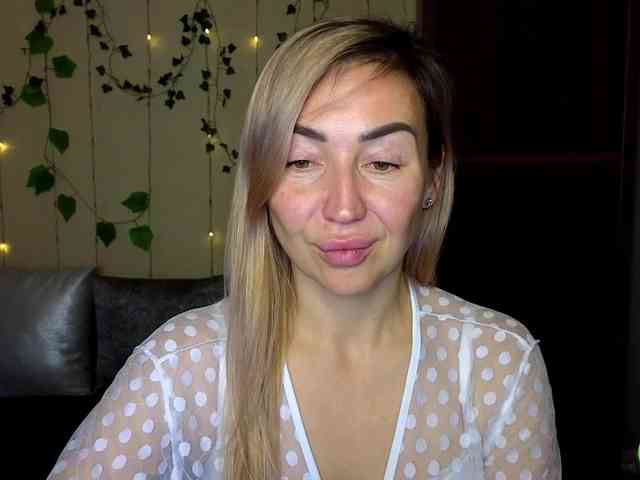 Jullyblondkiss webcam