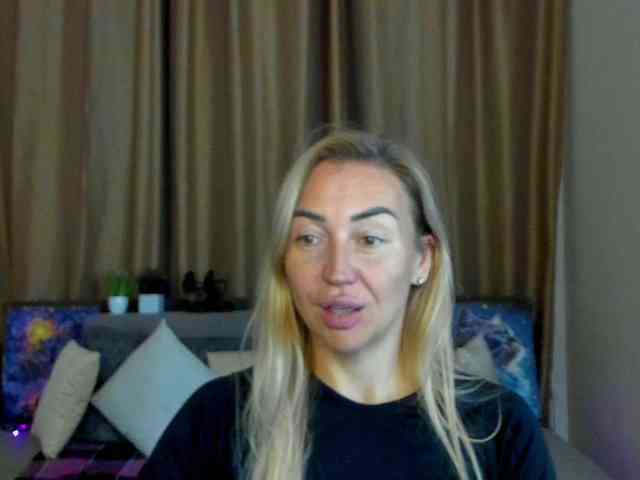 Jullyblondkiss webcam