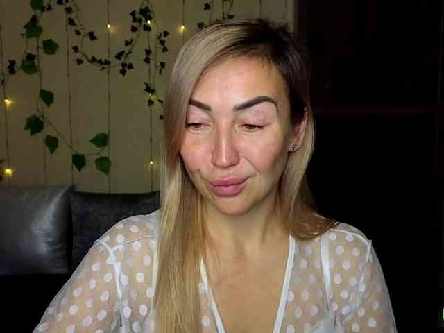 Jullyblondkiss webcam