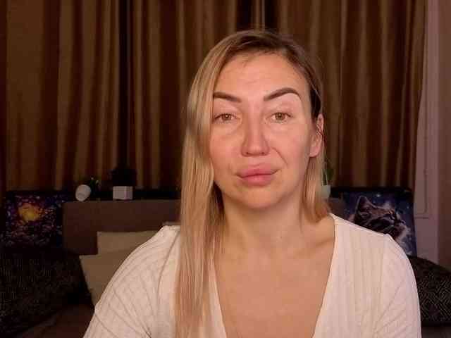 Jullyblondkiss webcam