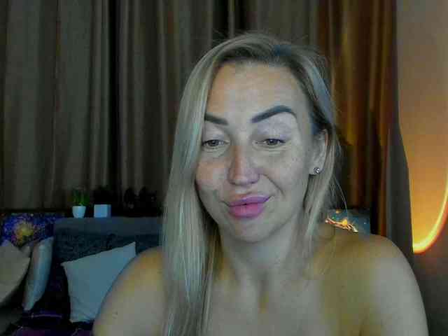 Jullyblondkiss webcam