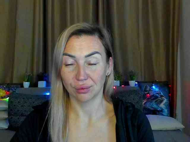 Jullyblondkiss webcam