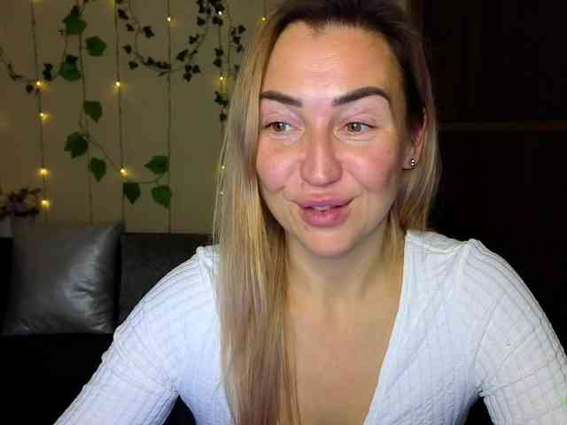 Jullyblondkiss webcam