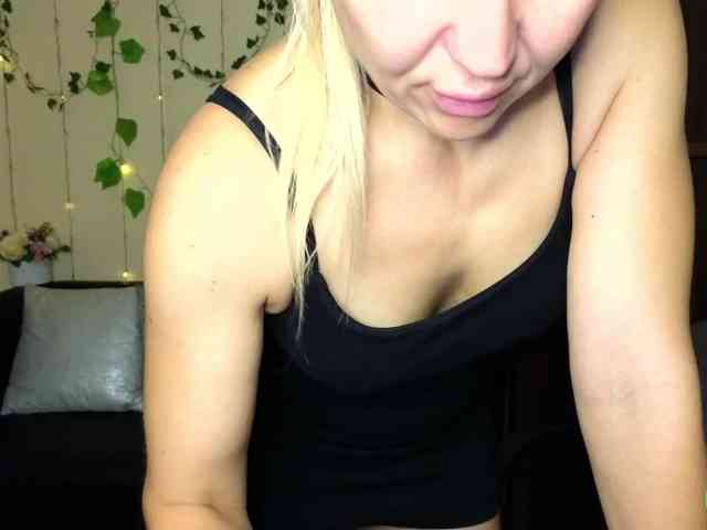 Jullyblondkiss webcam