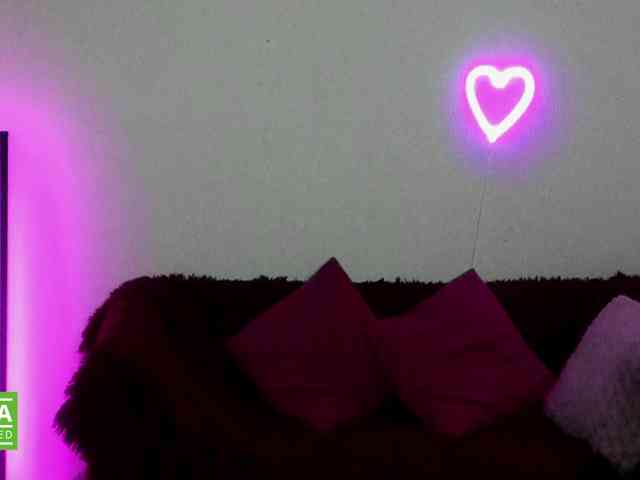 Jullyblondkiss webcam