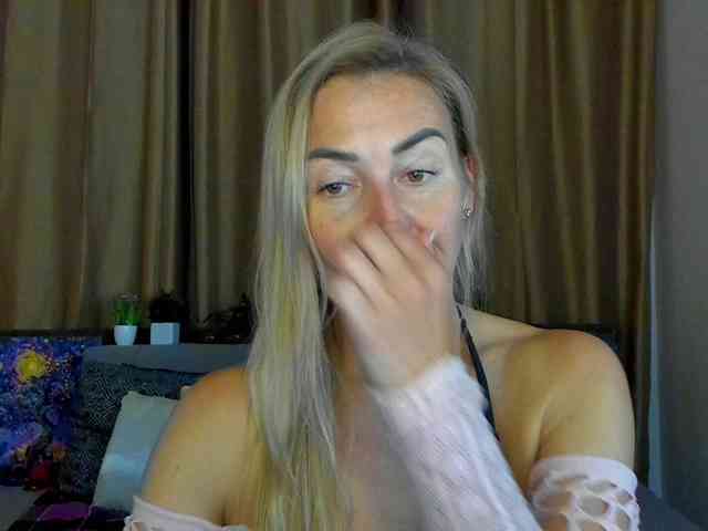 Jullyblondkiss webcam