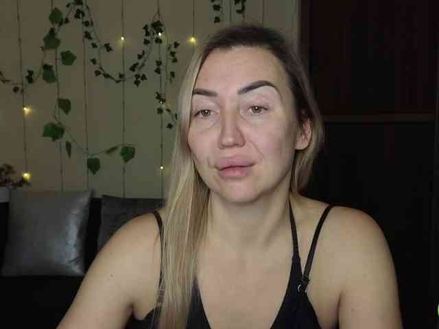 Jullyblondkiss webcam