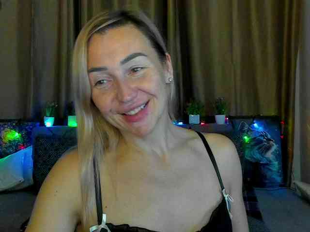 Jullyblondkiss webcam