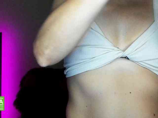 Jullyblondkiss webcam