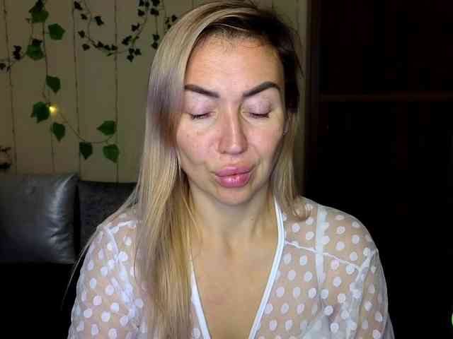 Jullyblondkiss webcam