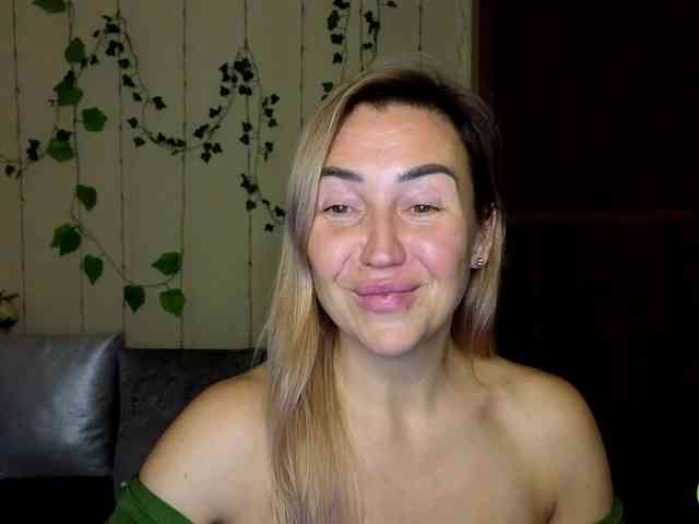 Jullyblondkiss webcam