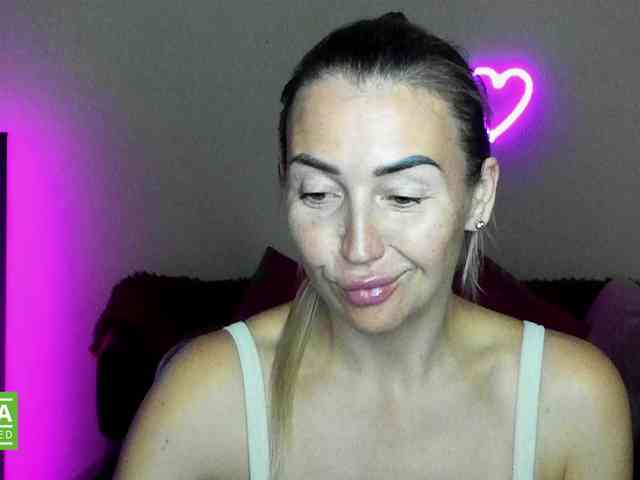 Jullyblondkiss webcam