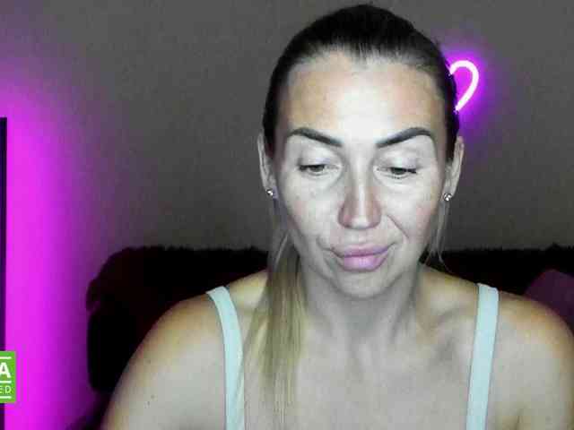 Jullyblondkiss webcam