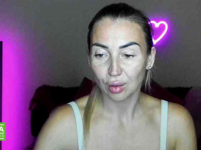 Jullyblondkiss webcam