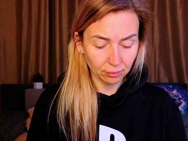 Jullyblondkiss webcam