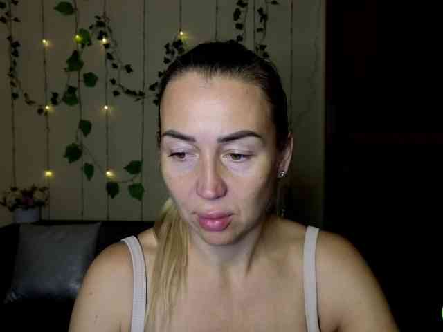 Jullyblondkiss webcam