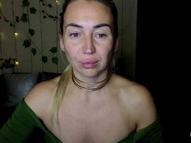 Jullyblondkiss webcam