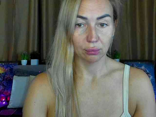 Jullyblondkiss webcam